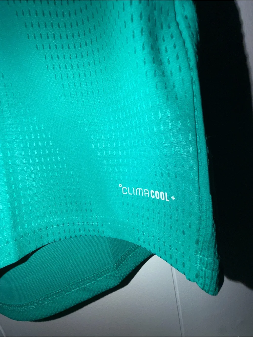 Men Adidas Ireland jersey size M (Small stain in back)